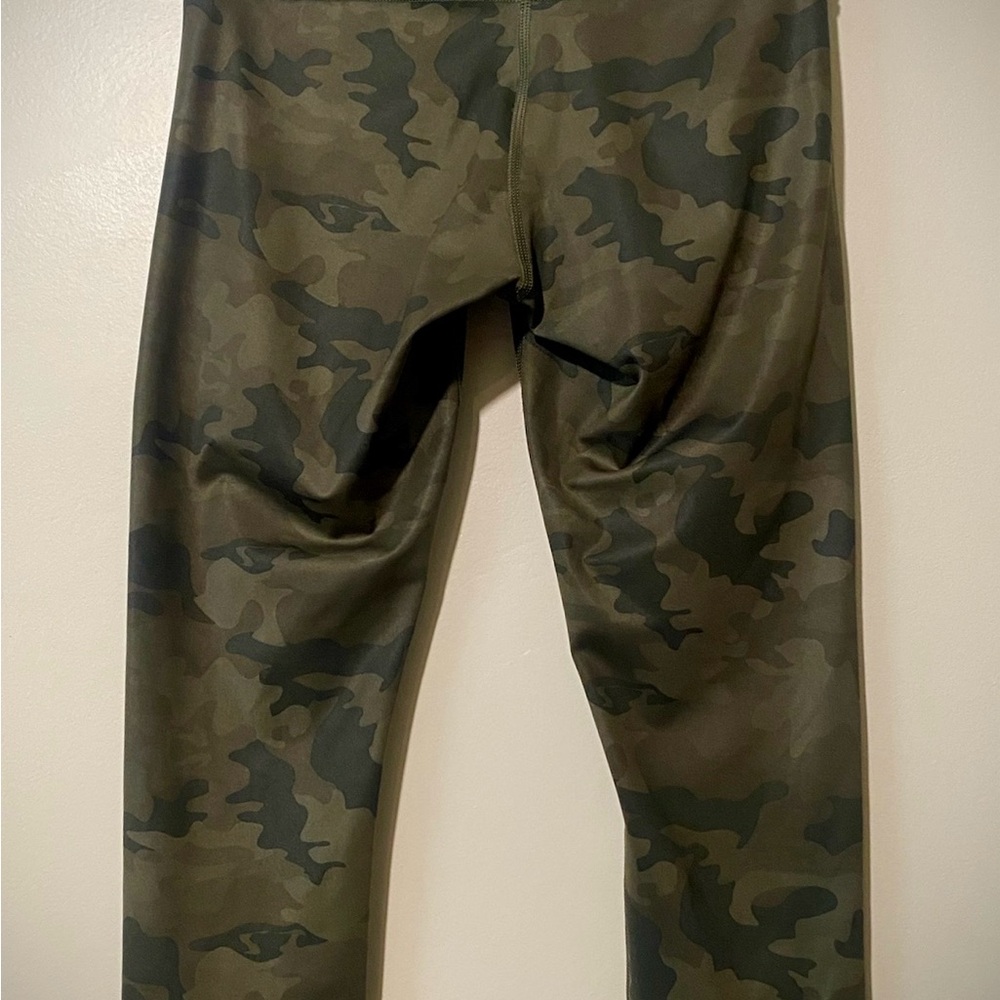 Lululemon Wunder Under Crop *Full-On Luxtreme - Picture 5 of 7